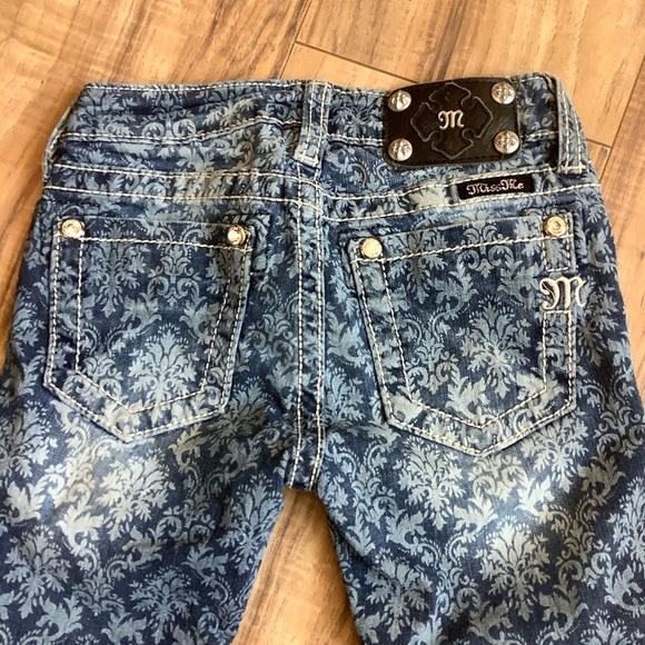 Girls Miss Me Fleur De Lis Capris JK5842P2 Buckle - Picture 4 of 5